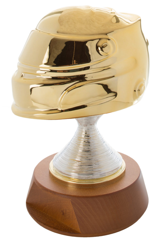 Trofeo con casco in ceramica dorata