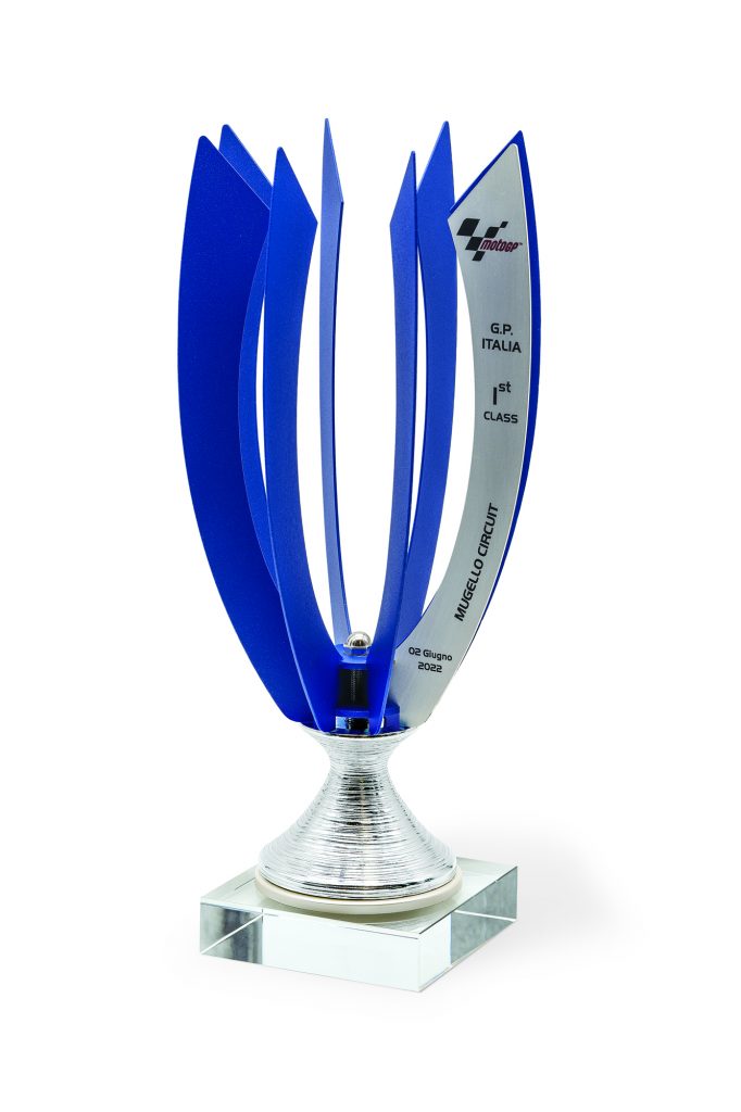 trofeo con lamine di metallo verniciato blu