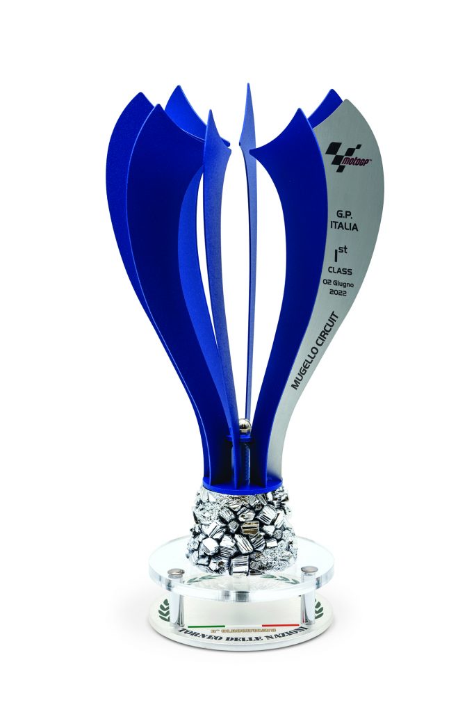 Trofeo con lamine in metallo verniciato blu